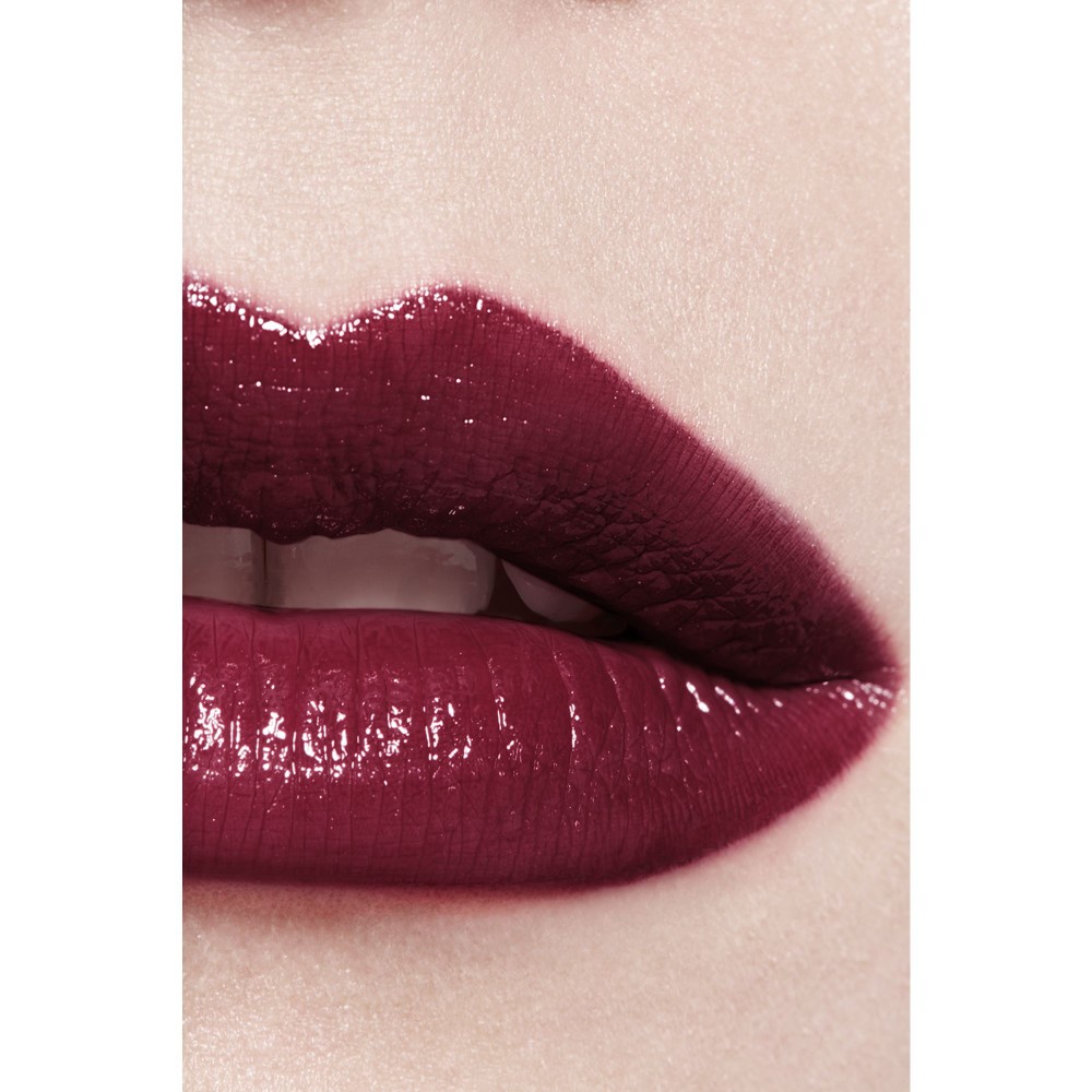 LA BARRA DE LABIOS SATINADA DE LARGA DURACI&Oacute;N, TRATAMIENTO HIDRATANTE Y ALISANTE